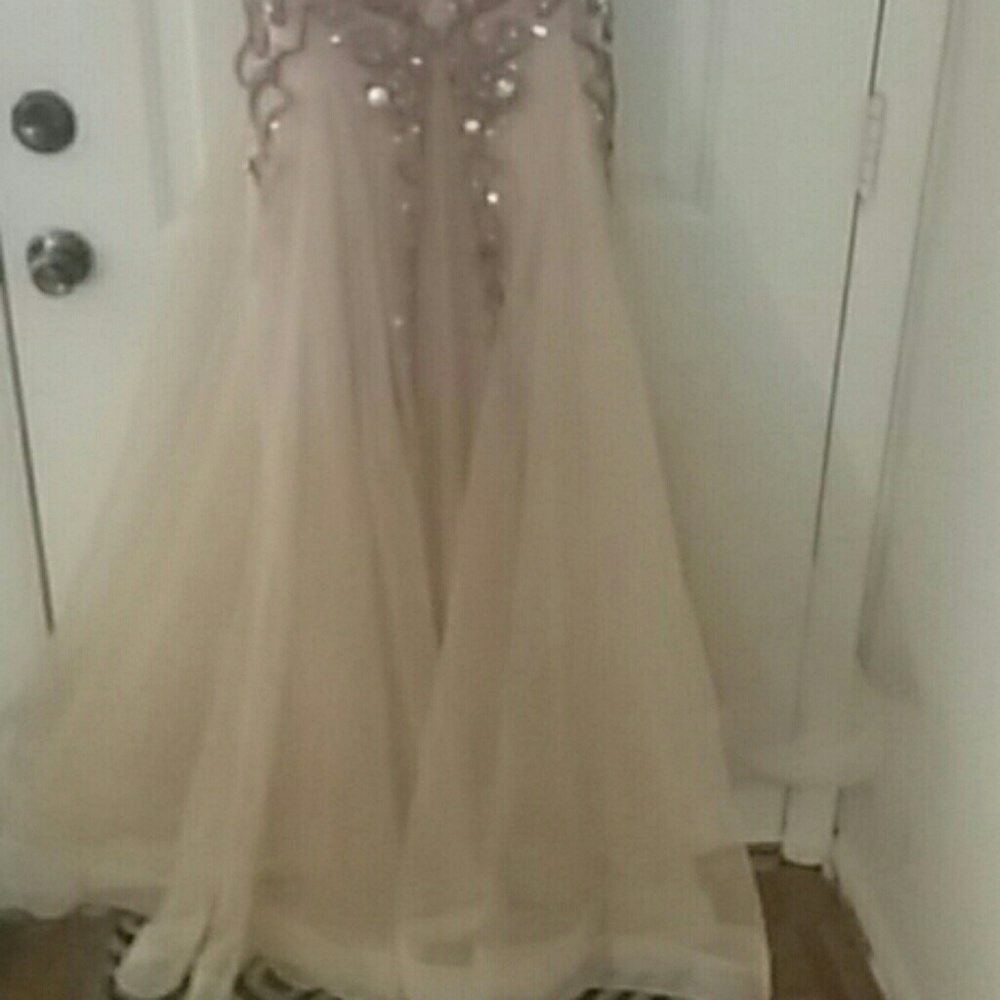 Gown - Picture 3 of 4